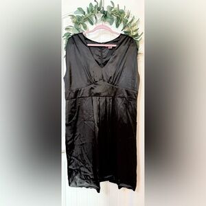 🔶 4/$25-Sealed With A Kiss Satin V-Neck‎ Dress